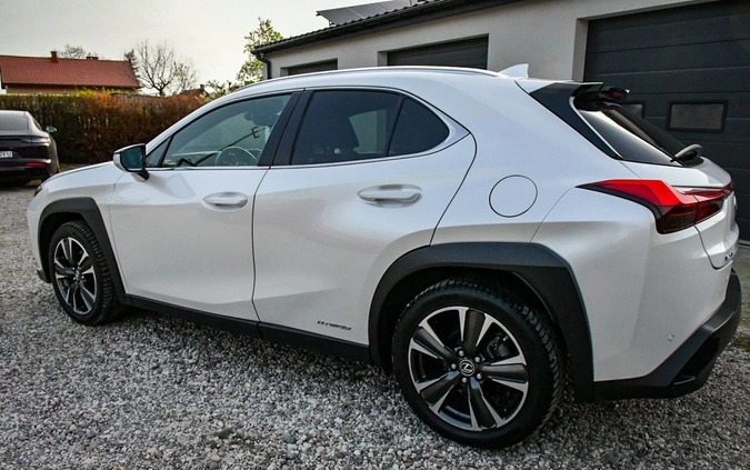 Lexus UX cena 139000 przebieg: 99000, rok produkcji 2019 z Kutno małe 154